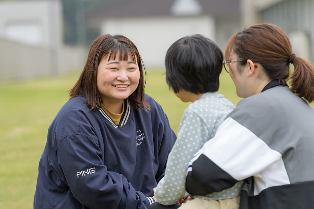 女性職員と児童
