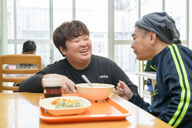 男性職員と施設利用者