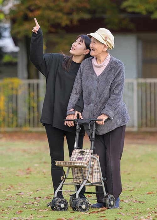 女性職員と施設利用者